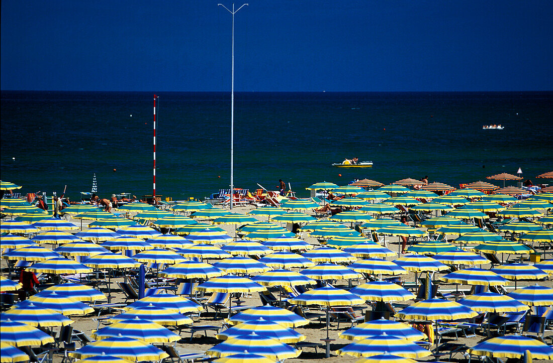 Sonnenschirme am Strand, Rimini, Adriaküste, Italien, Europa