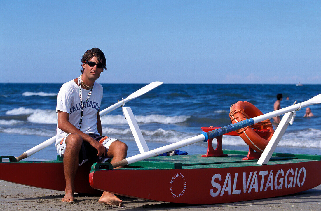 Rettungsschwimmer mit Ruderboot am Strand, Rimini, Adriaküste, Italien, Europa