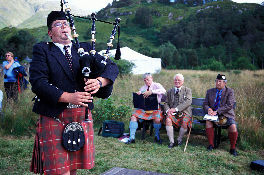 Dudelsackspieler bei den Glenfinnan Highland Games, Invernessshire, Schottland, Grossbritannien, Europa