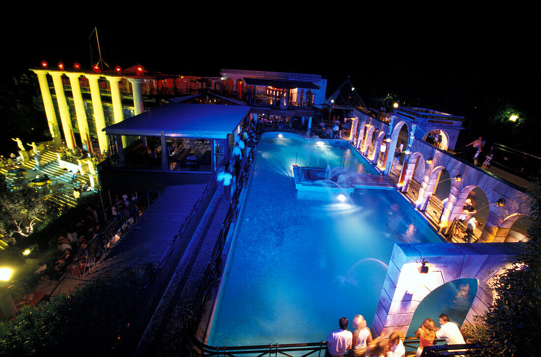 Menschen am Pool der Baia Imperiale Disko bei Nacht, Cattolica, Provinz Rimini, Italien, Europa