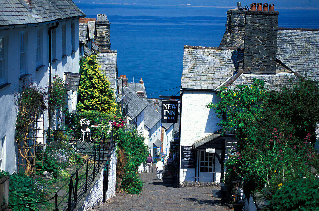 Steile Gasse im Fischerdorf Clovelly, Devon, Grossbritannien, Europa