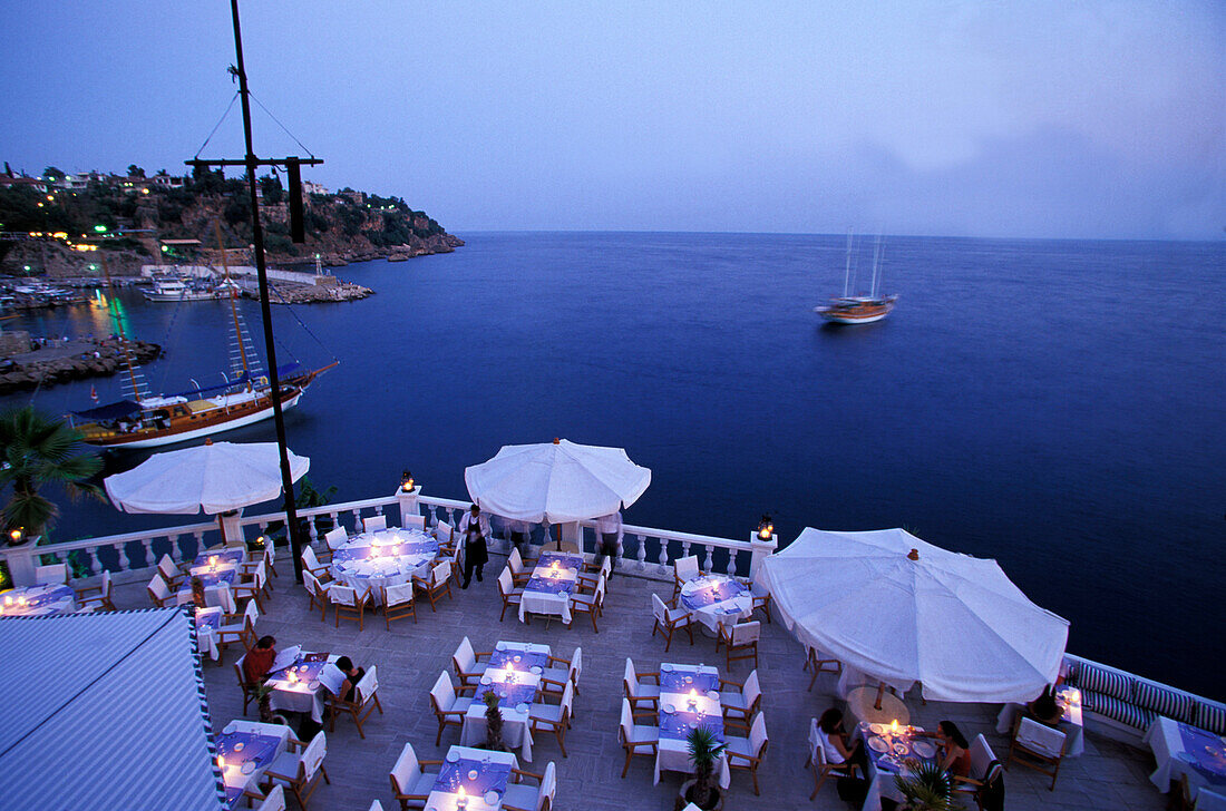 Terrasse vom einem Restaurant am Hafen, Antalya, Antalya, Türkei