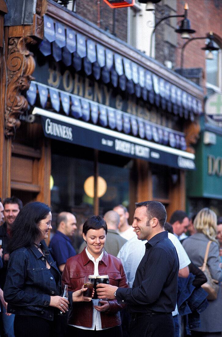 Menschen vor dem Doheny &amp,amp; Nesbit Pub, Dublin, Irland, Europa