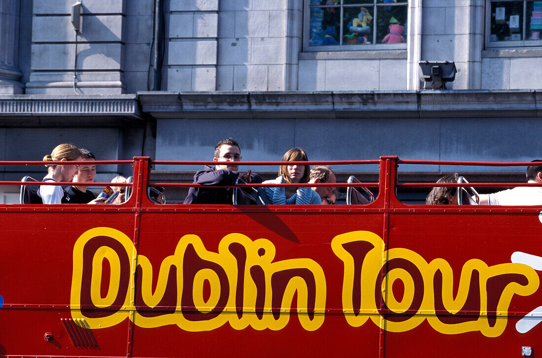 Touristen bei einer Stadtrundfahrt mit einem Bus, City Tour Bus, General Post Office, Dublin, Irland, Europa