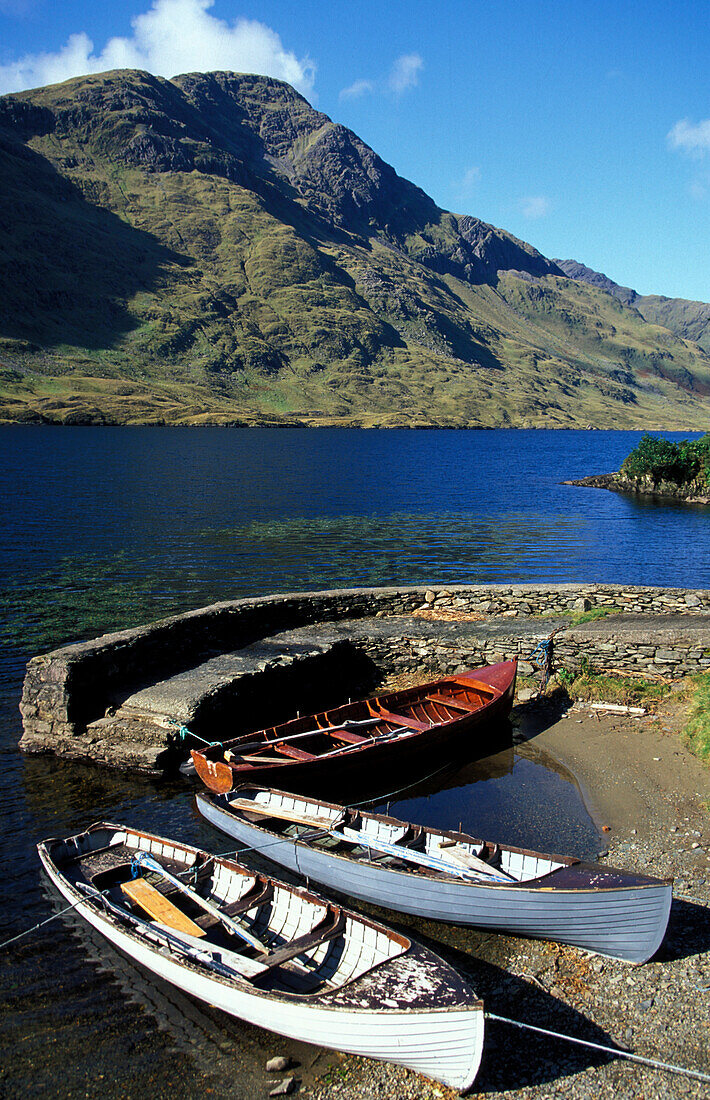 Boote am Ufer des Sees Doo Lough, Delphi, County Mayo, Irland, Europa