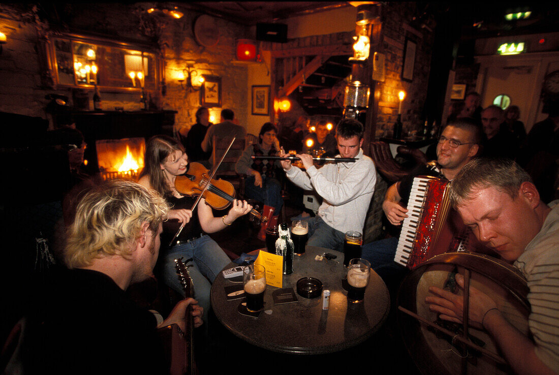 Musicians playing traditional music at The Bullman Pub, County West Cork, Ireland, Europe