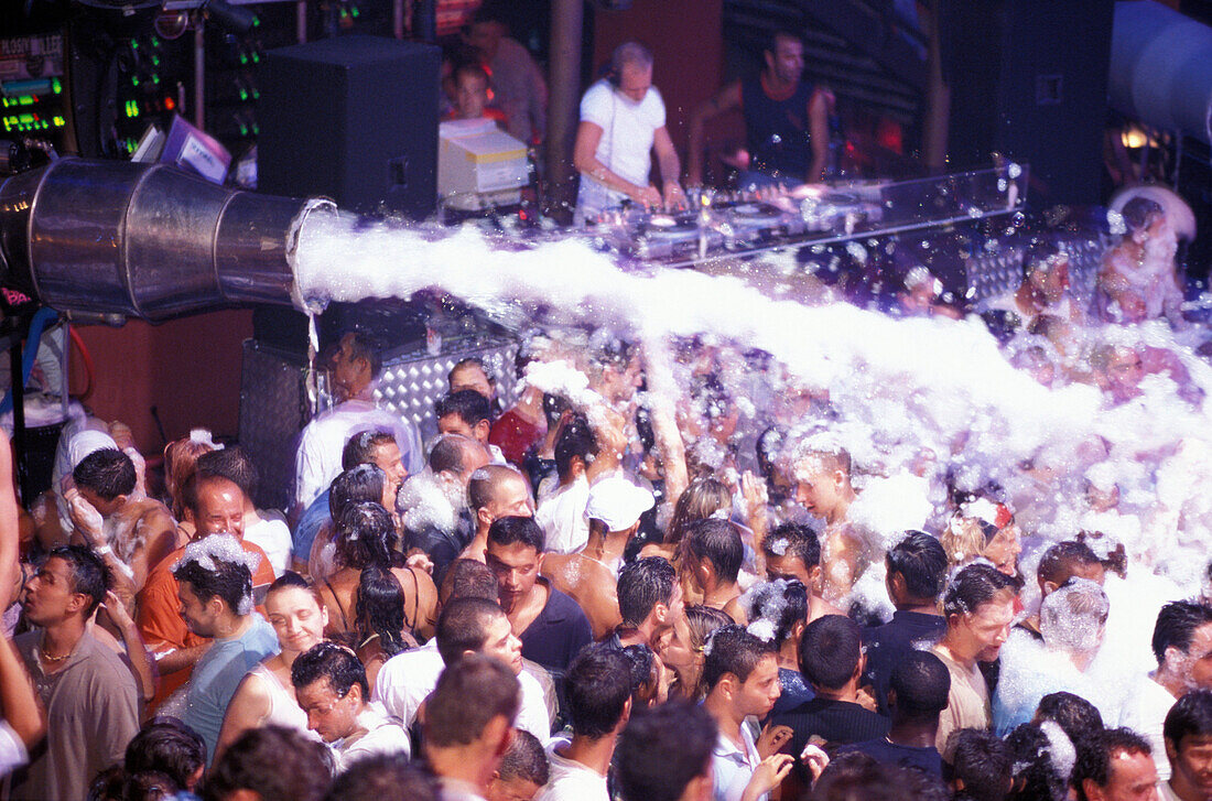 Menschen bei einer Schaumparty in der Disko Kadoc, Vilamoura, Albufeira, Algarve, Portugal, Europa