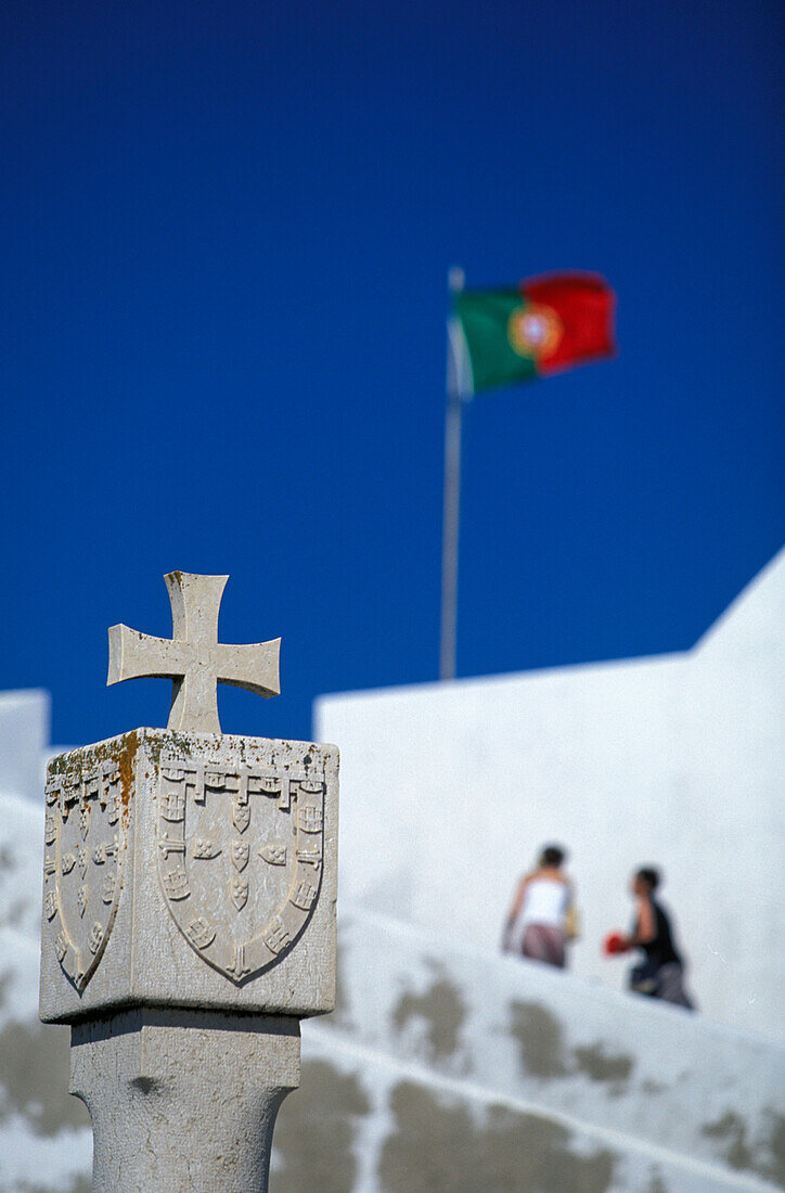 Portugiesische Flagge, Vila do Infante, Sagres, Algarve, Portugal, Europa