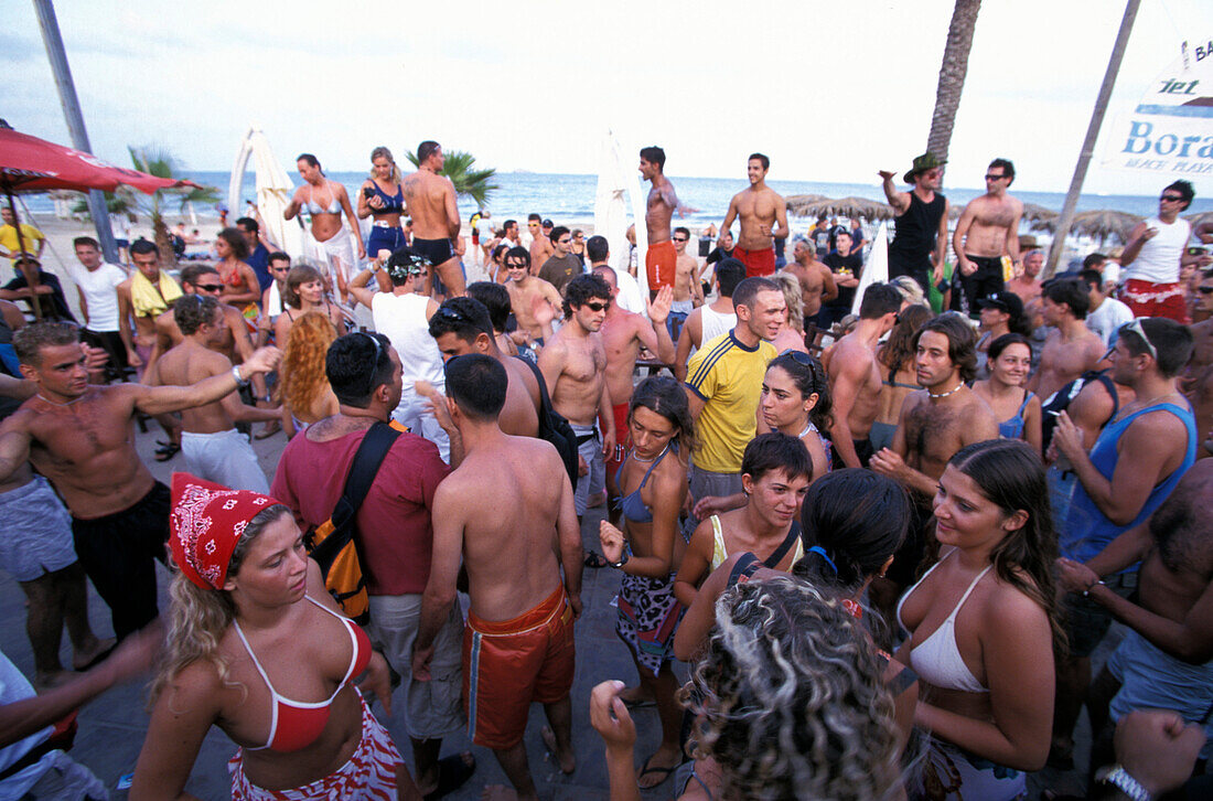 Junge Leute beim Tanzen in der Bora Bora Strand Disco, Club, Playa d'en Bossa, Ibiza, Spanien