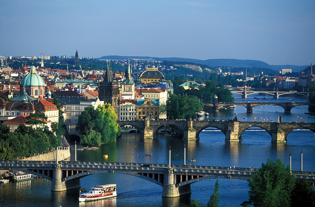 Blick auf Karlsbrücke und die Moldau, Prag, Tschechien, Europa