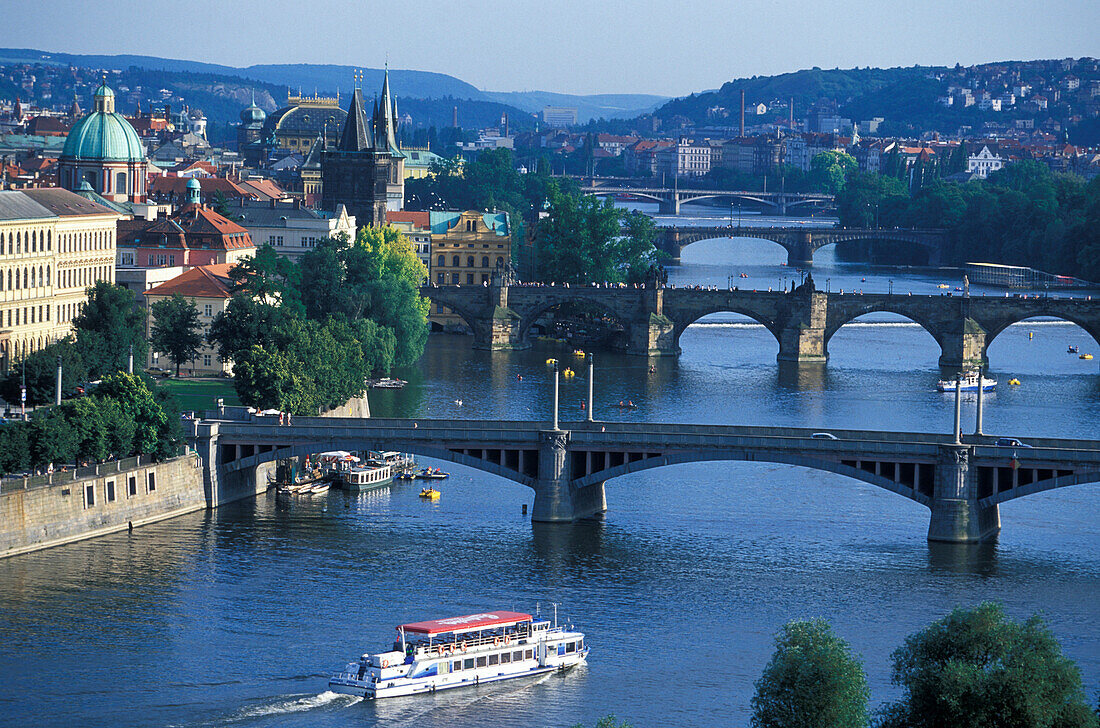 Blick auf Karlsbrücke und die Moldau, Prag, Tschechien, Europa