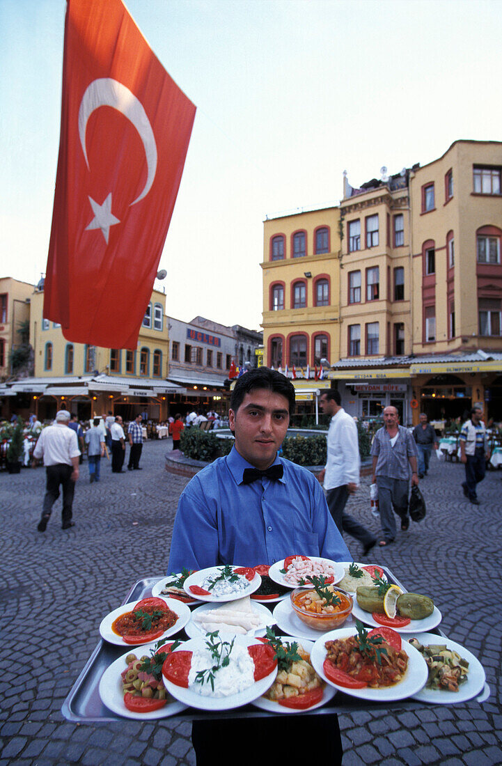 Kellner mit türkischer Vorspeise, Kumkapi, Istanbul, Türkei