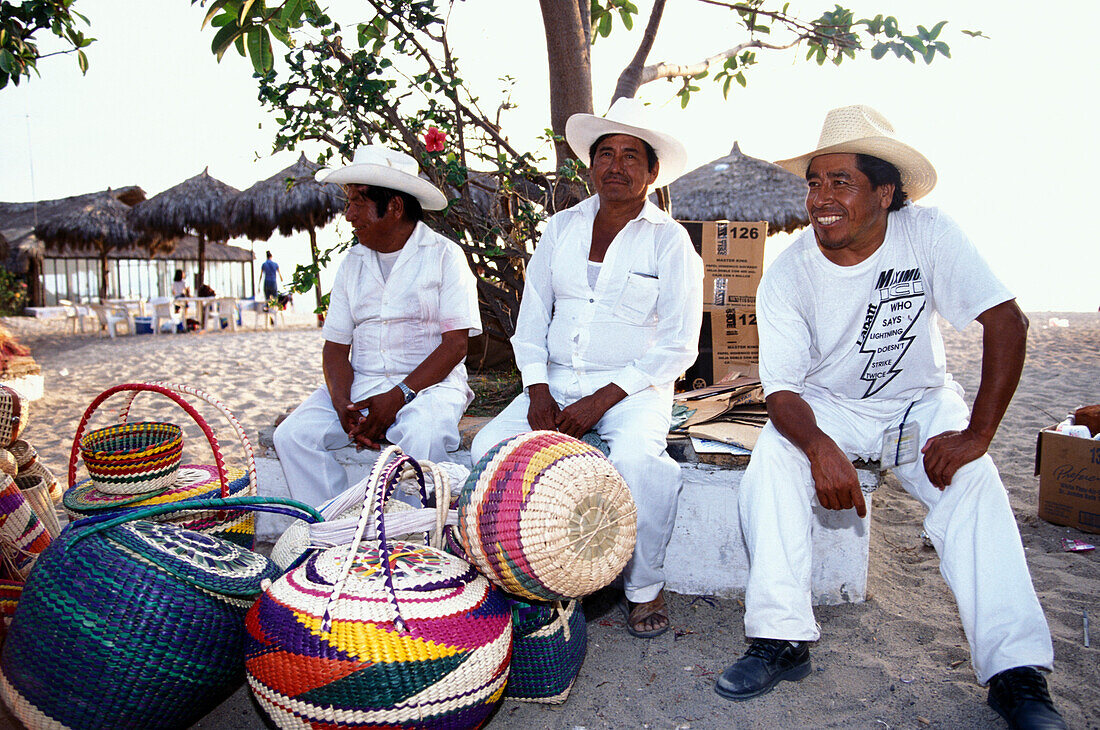 Verkäufer mit Körben am Strand, Puerto Vallarta, Jalisco, Mexiko, Amerika