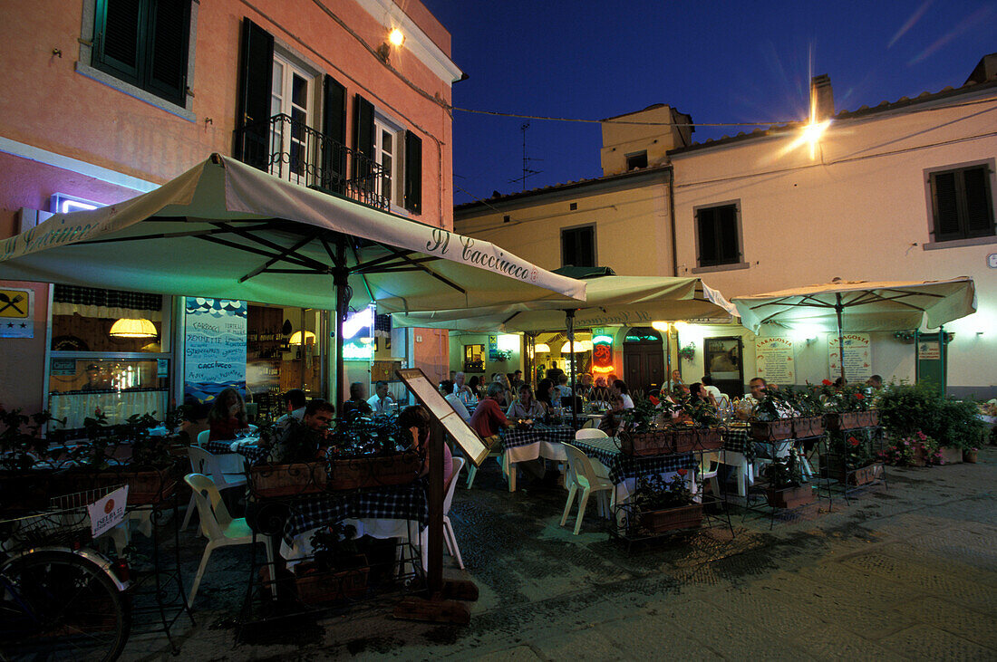 Menschen auf der Terrasse eines Restaurants am Abend, Marina di Campo, Elba, Toskana, Italien, Europa