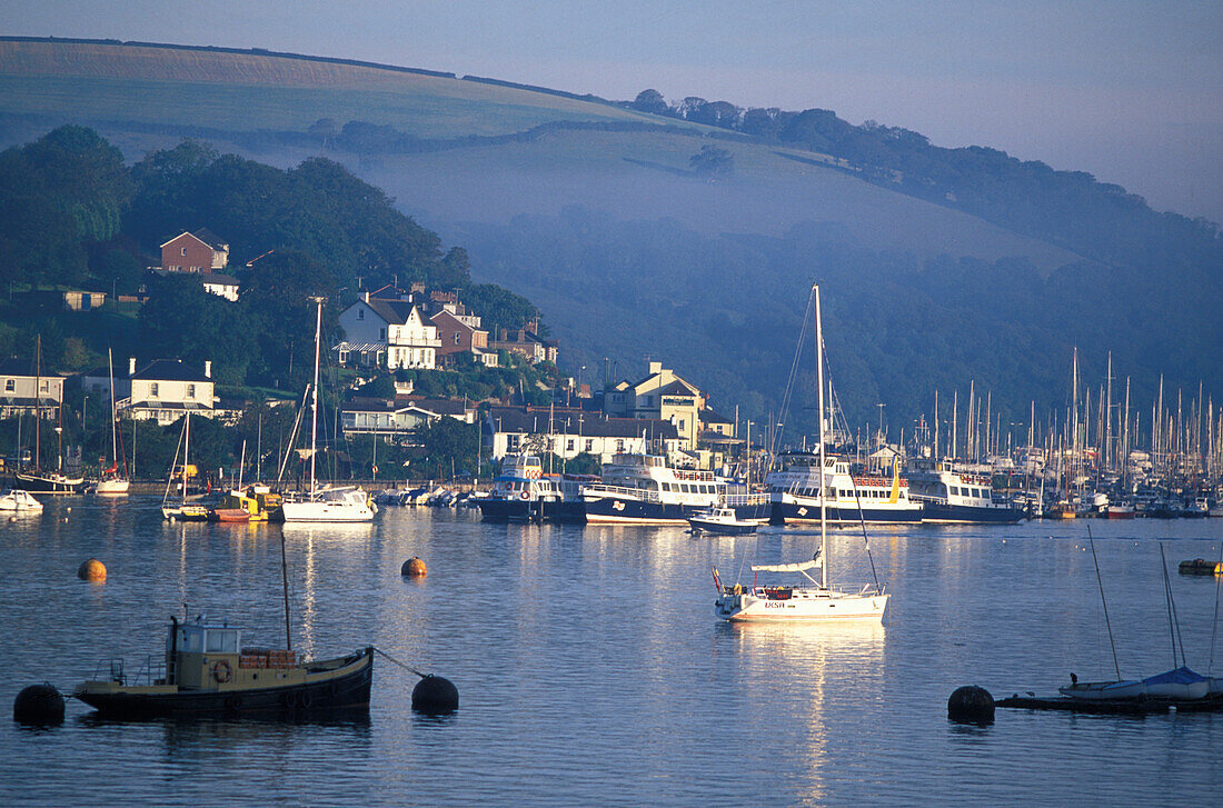 Boote im Hafen und Segelboot im Sonnenlicht, Dartmouth, Devon, England, Grossbritannien, Europa