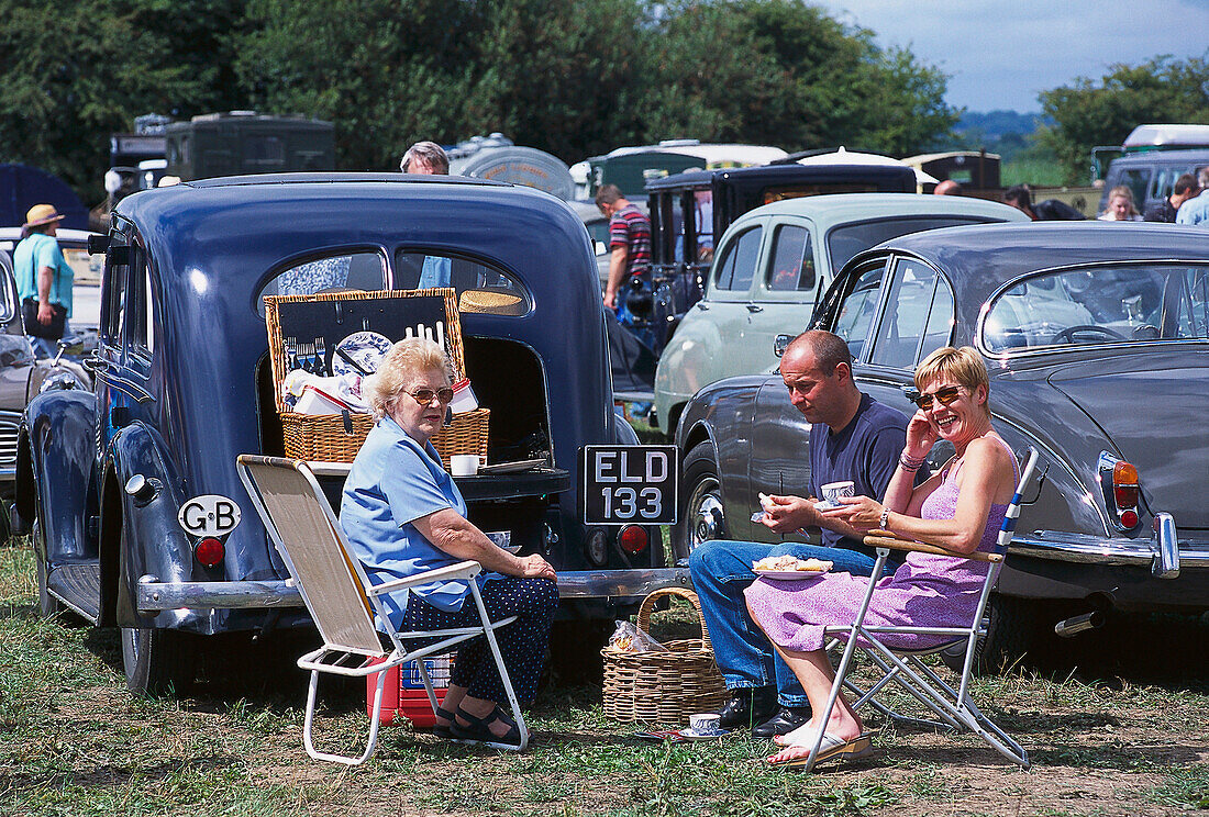 Picnic next to oldtimer cars, Northiam Steam and Country Fair, Northiam, East Sussex, England, Great Britain