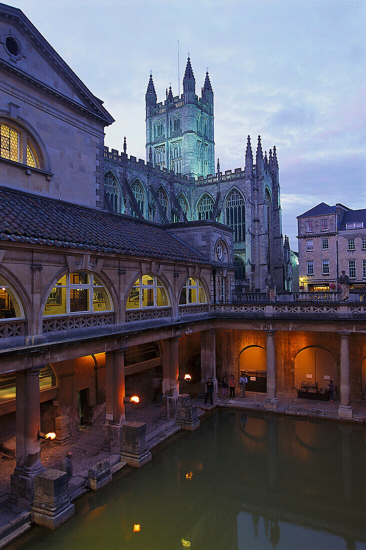 Römische Bäder und Bath Abbey im Abendlicht, Bath, Somerset, England, Großbritannien