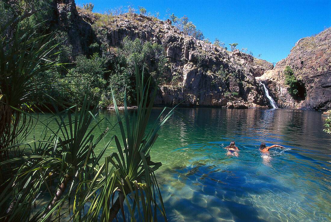 Paar beim Baden, Barramundi Gorge, Kakadu Nationalpark, Northern Territory, Australien