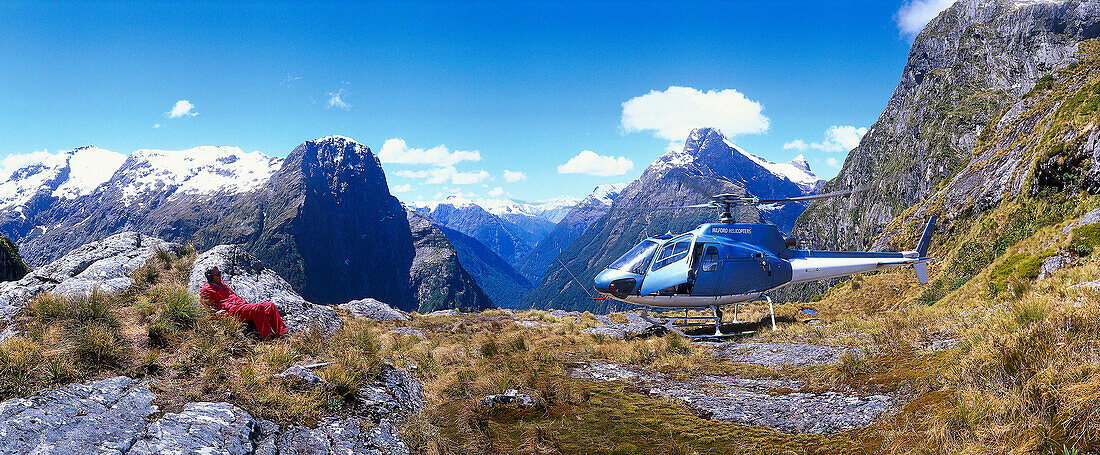 Hubschrauber landet am Lake Quill nahe Mackinnon Pass, Fiordland Nationalpark, Südinsel, Neuseeland