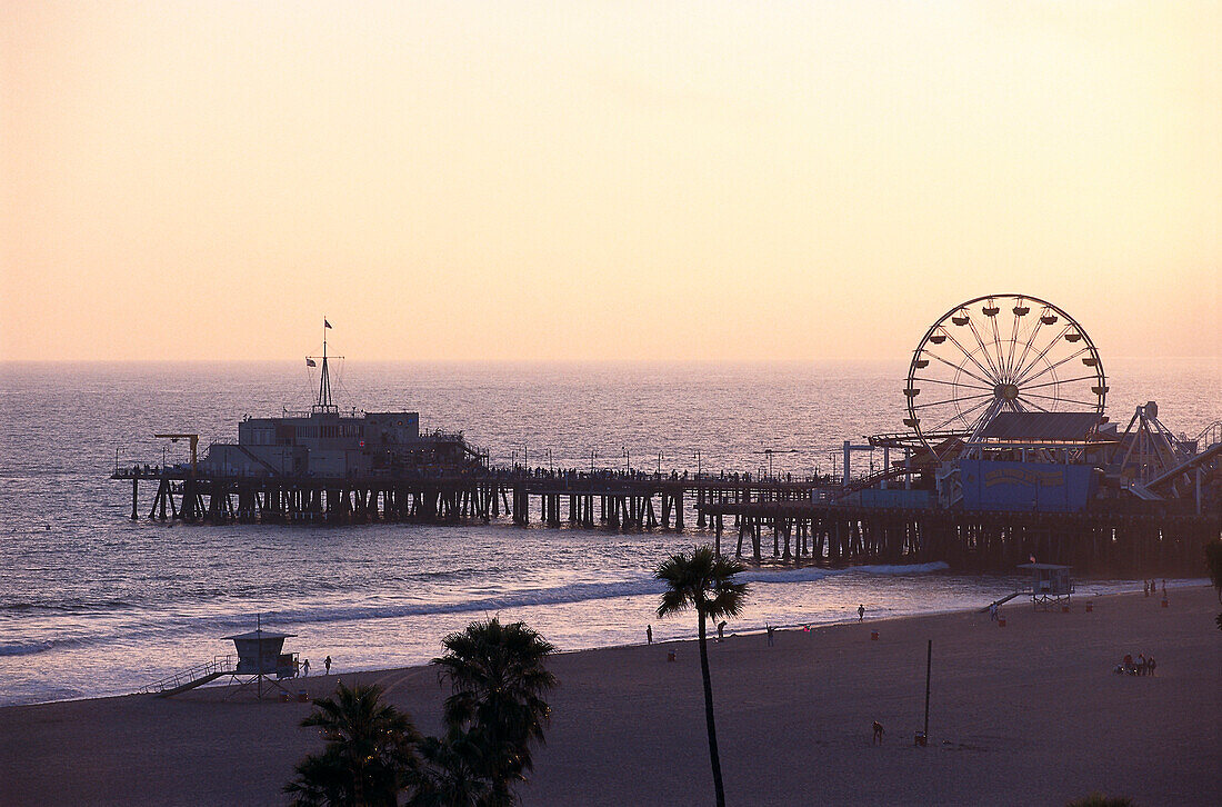 Sonnenuntergang am Santa Monica Pier, Santa Monica, Kalifornien, USA
