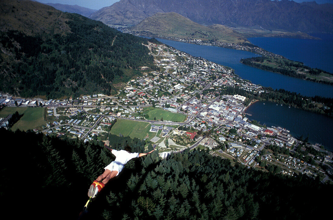 Mann beim Bungeespringen, Queenstown, Südinsel, Neuseeland