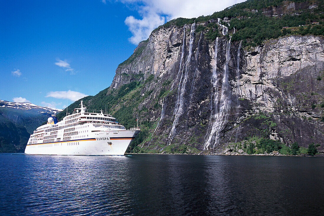Kreuzfahrtschiff MS Europa, Geirangerfjord, Sieben Schwestern Waserfall, Norwegen