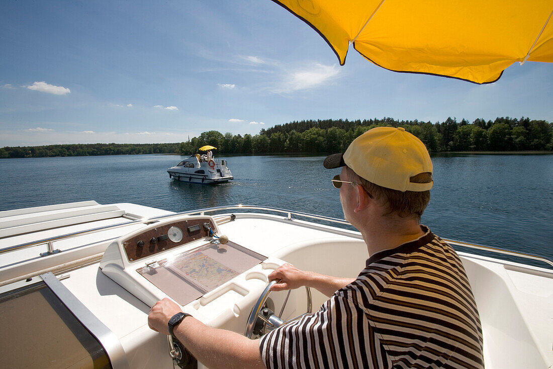 Skipper auf Hausboot, Zootzensee, Mecklenburgische Seenplatte, Deutschland