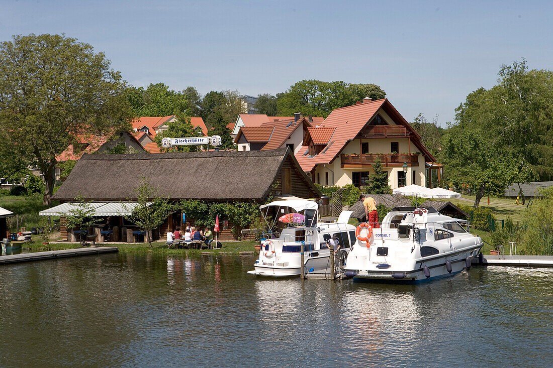 Hausboote bei Zechliner Fischerhütte, Grosser Zechliner See, Flecken Zechlin, Mecklenburgische Seenplatte, Deutschland