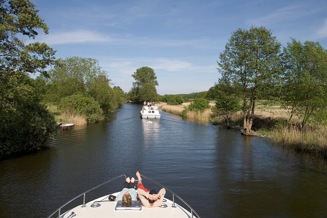 Entspannen an Deck, Hausboot, Hüttenkanal, Mecklenburgische Seenplatte, Deutschland