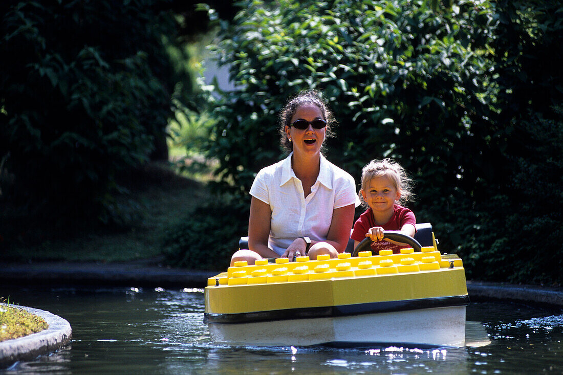 Mutter und Tochter in einem Lego Boot, Legoland, Billund, Central Jutland, Dänemark