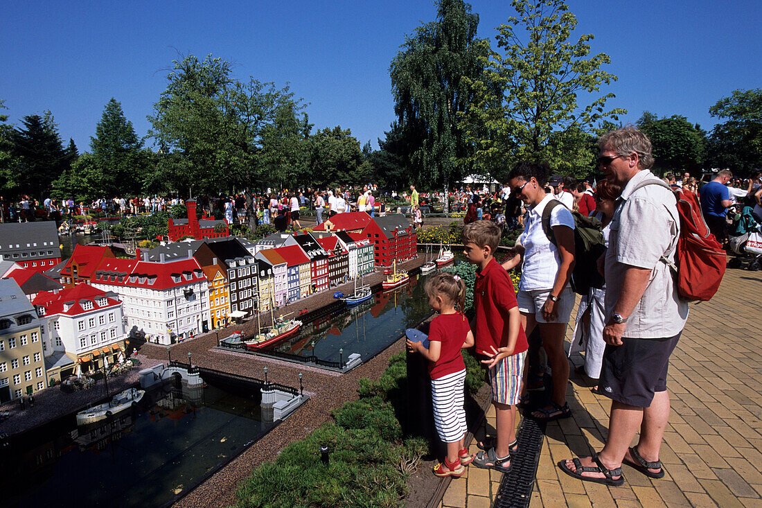 Familie bei Legoland, Kopenhagen Nyhavn aus Lego, Legoland, Billund, Central Jutland, Dänemark