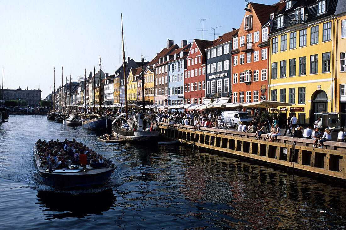 Nyhavn Ausflugsboot, Alte Häuser, Boote und Strassencafes entlang dem Nyhavn Kanal, Kopenhagen, Dänemark