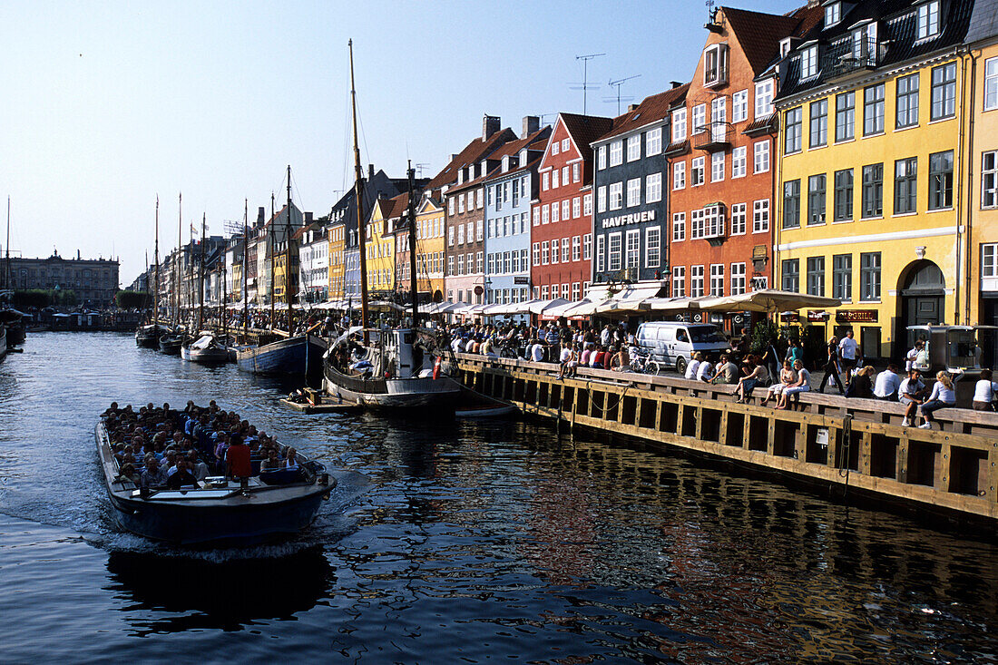 Nyhavn Sightseeing Boat, Old houses, boats and Cafés along the Nyhavn Canal, Copenhagen, Denmark