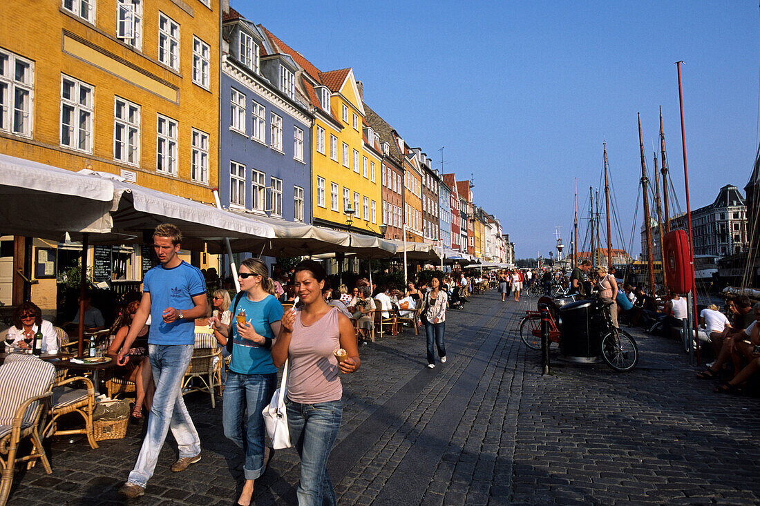 Alte Häuser, Boote und Strassencafes entlang dem Nyhavn Kanal, Kopenhagen, Dänemark