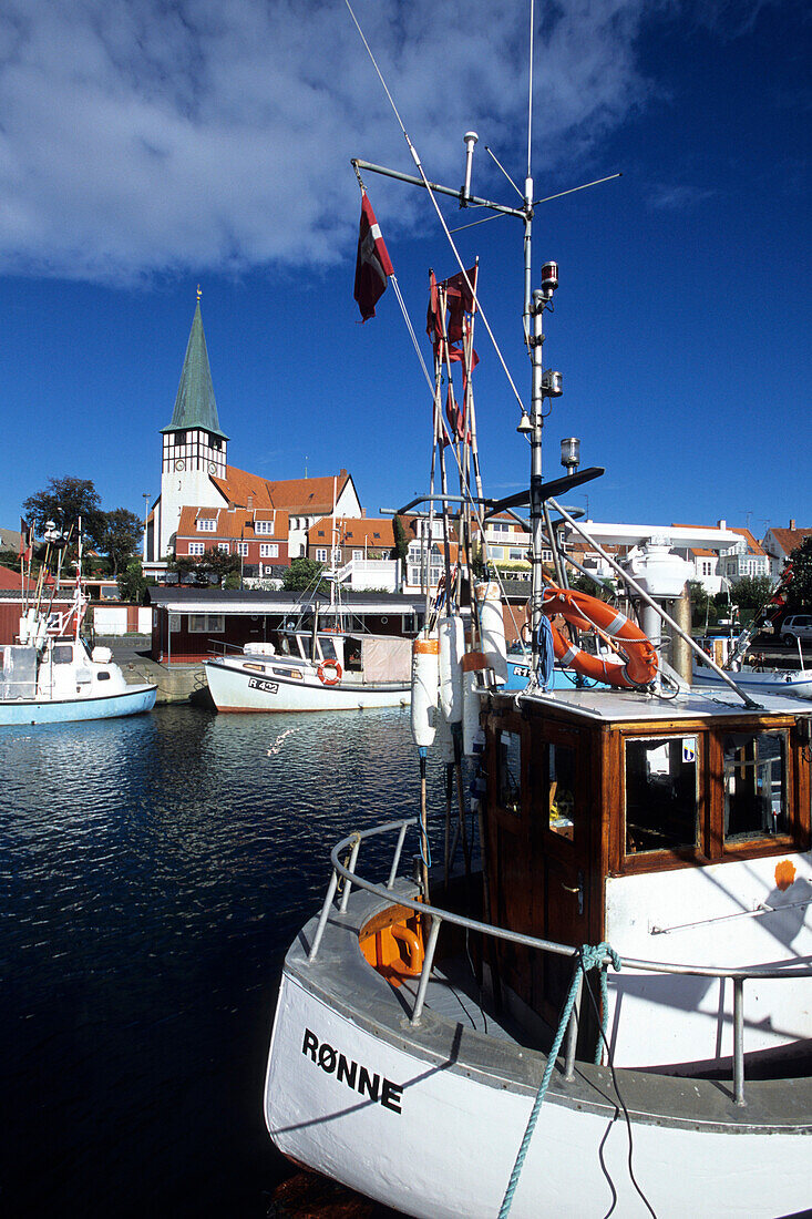 Fischerboote in Rønne, Sankt Nicolai Kirche, Rønne, Bornholm, Dänemark