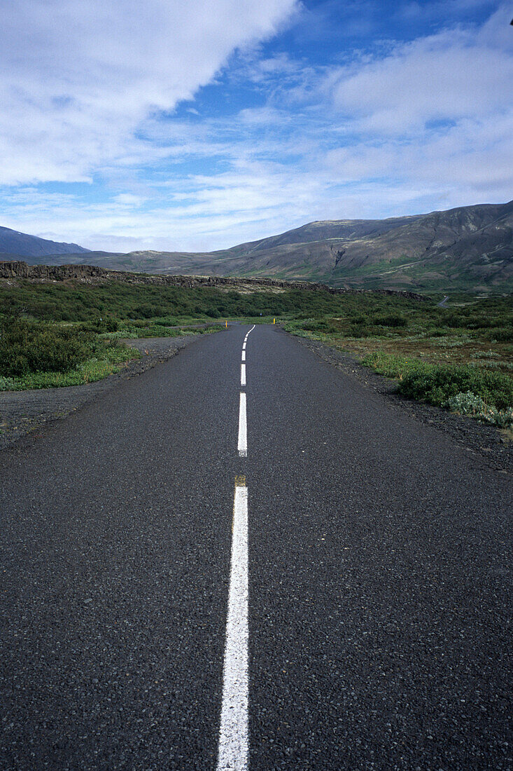 Landstraße über tektonische Platten, Nationalpark Pingvellir, Island