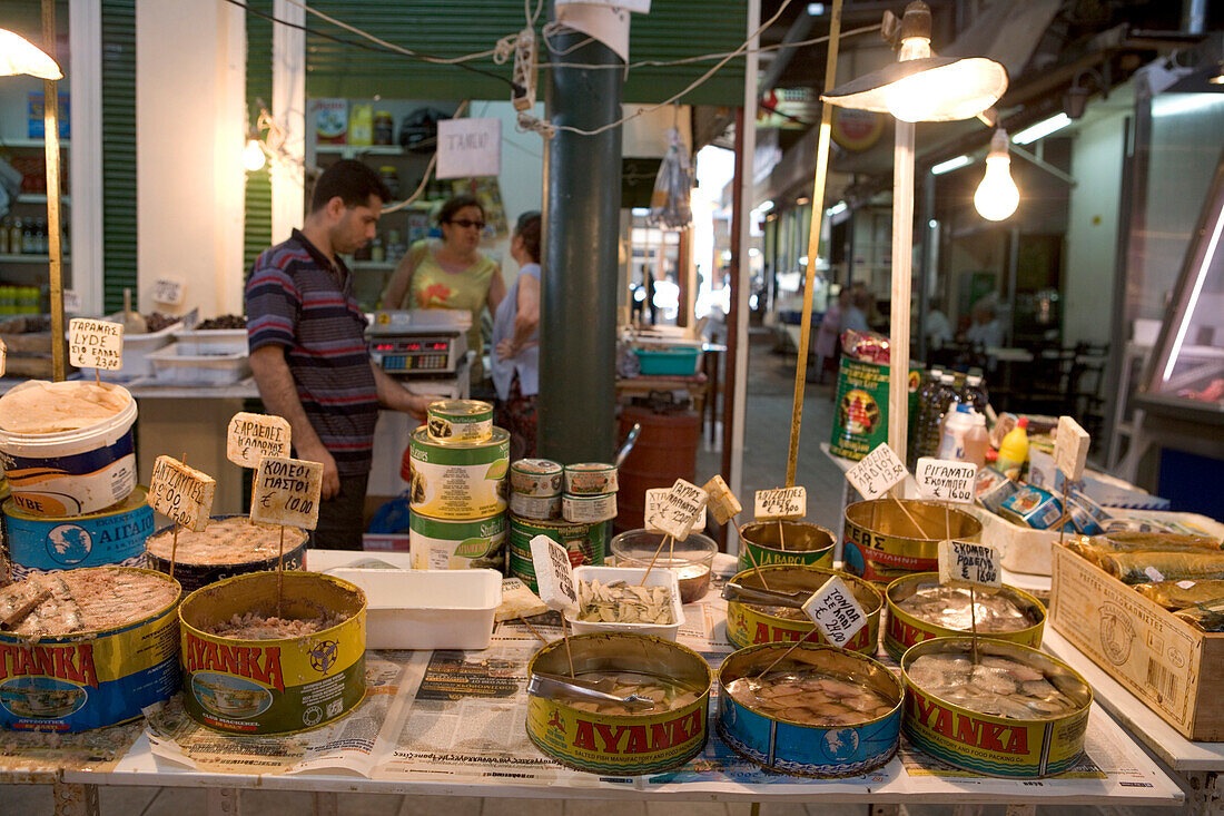 Sardellen zu verkaufen, Plaka, älteste Quartier Athens, Zentralmarkt, Athen, Griechenland