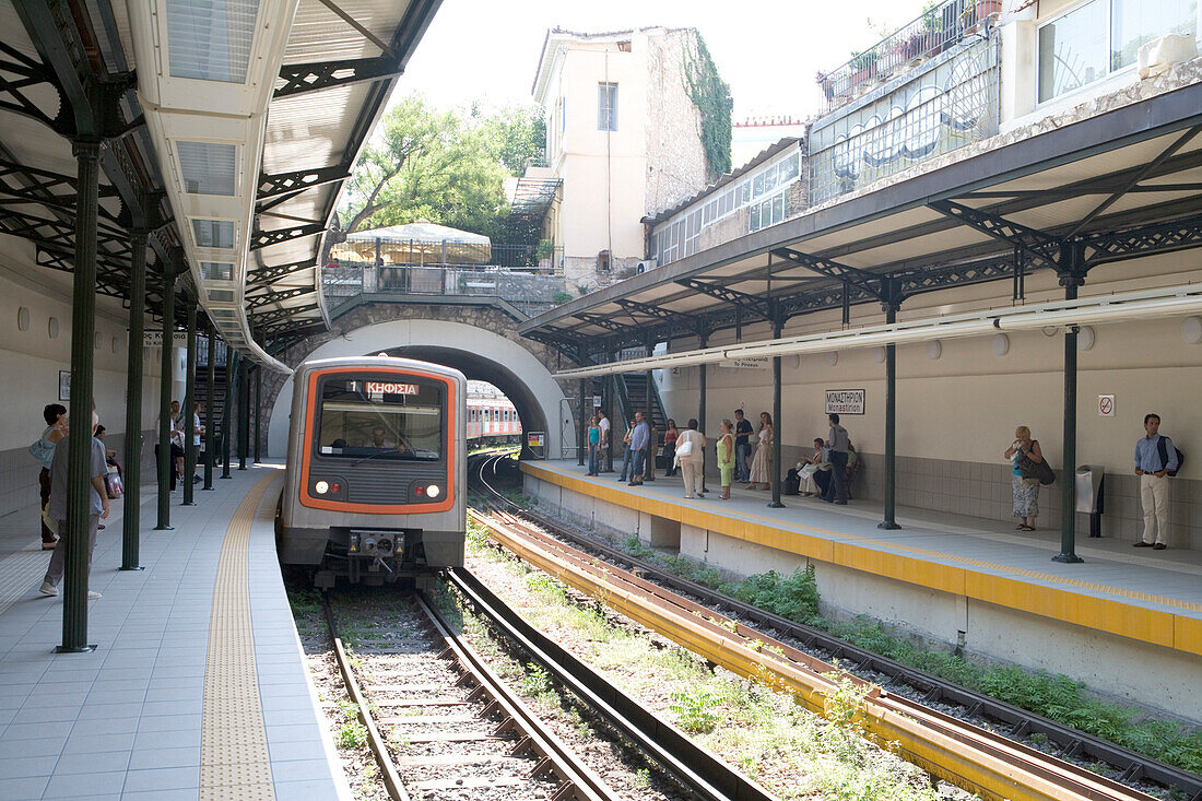 Ankunft eines Zuges auf dem Bahnhof, U-Bahn Station, Athen, Griechenland