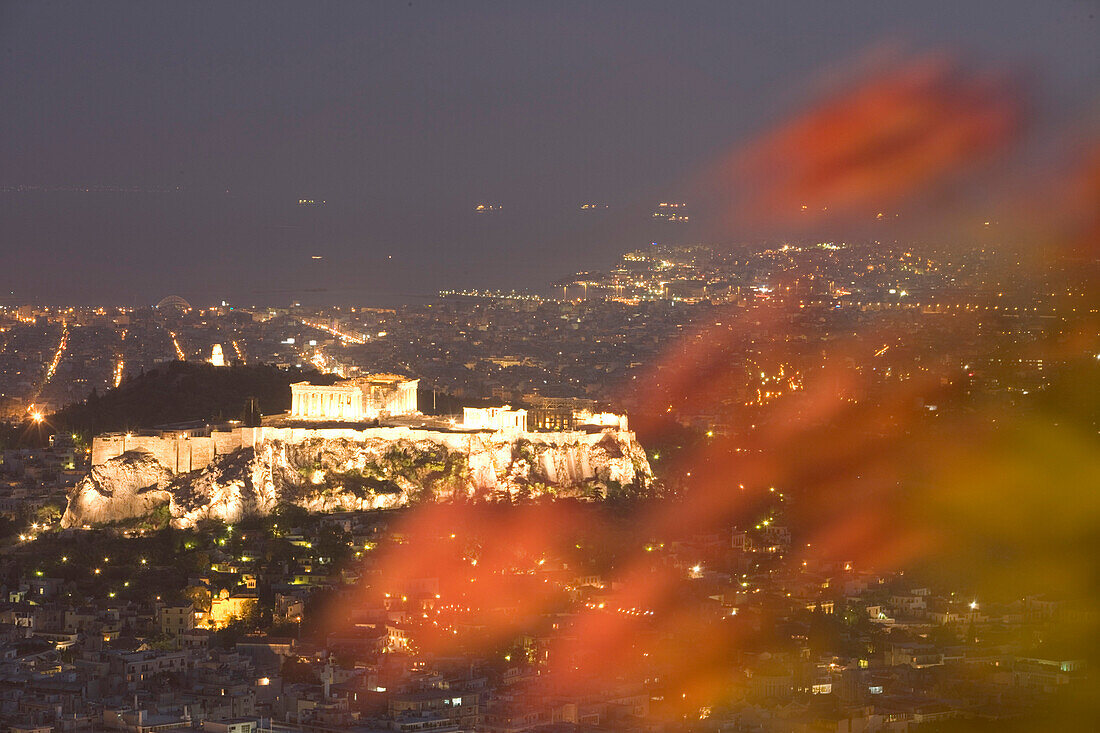 Akropolis in der Nacht, Blick vom Lykavittos Hügel, Athen, Griechenland
