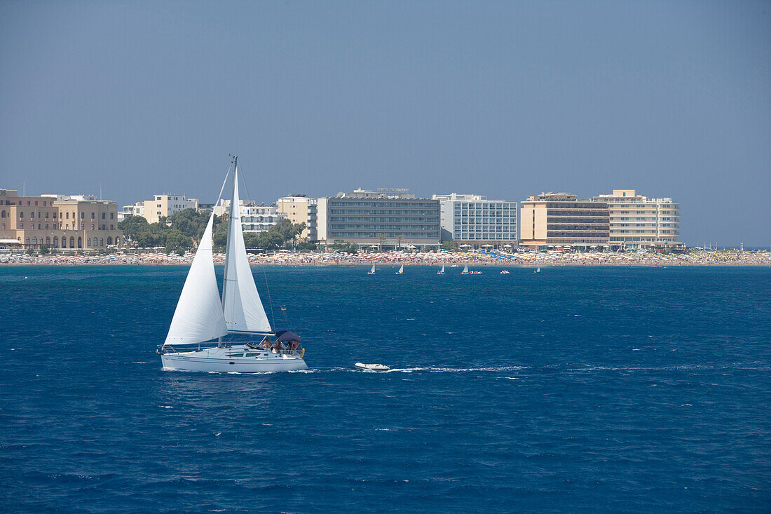 Segelboot und Strandhotels, Rhodos, Dodekanes, Griechenland