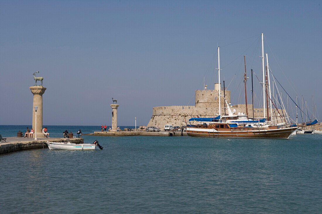 Mandraki Hafeneinfahrt, Rhodos, Dodekanes, Griechenland