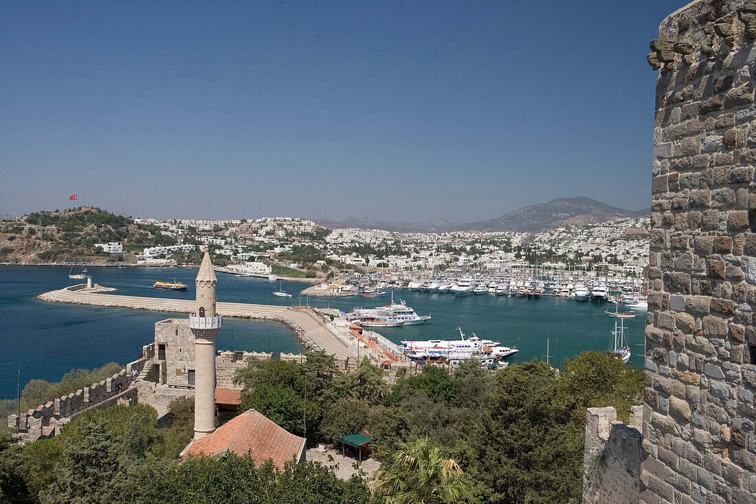 Blick von St. Peter's Schloss auf Bodrum, Bodrum, Türkische Ägäis, Türkei