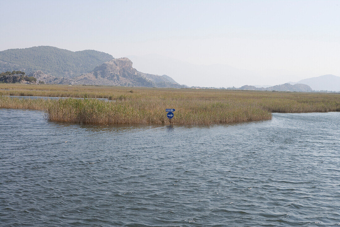 Wegweiser im Schilf, Dalyan Fluss, Antalya, Türkische Riviera, Türkei