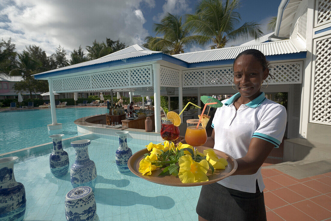 Kellnerin mit Planters Punch, Hotel La Cocoteraie, Le Meridien, Saint-Francois, Guadeloupe, West Indies