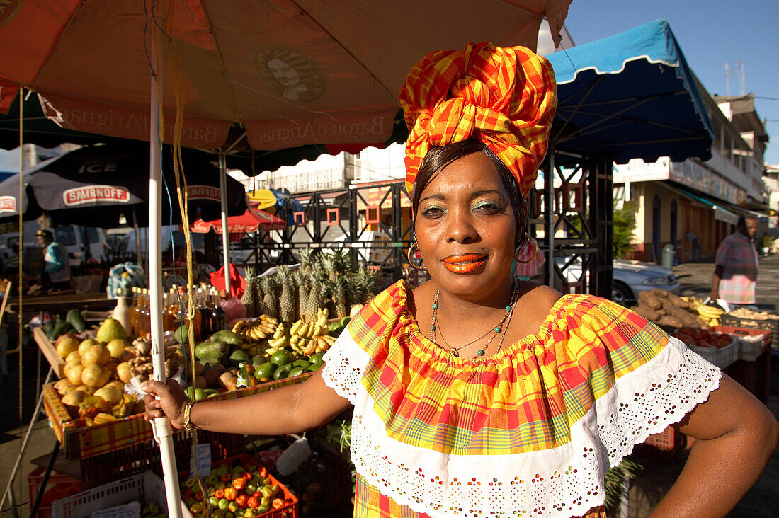 Obstverkäuferin mit einem traditionellem Hut, Pointe-a-Pitre, Grande Terre, Guadeloupe, Caribbean Sea, America
