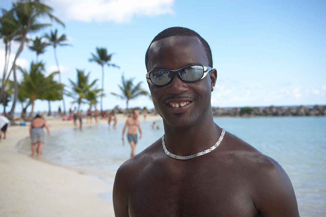 Tourist am Strand von Sainte-Anne, Grande-Terre, Guadeloupe, Karibisches Meer, Karibik, Amerika