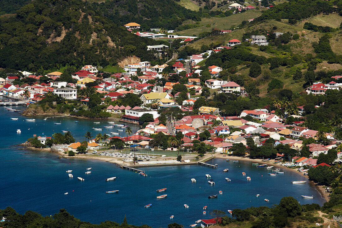 Luftaufnahme von Terre-de-Haute, Hafen und Bucht, Les Saintes Inseln, Guadeloupe, Karibisches Meer, Karibik, Amerika