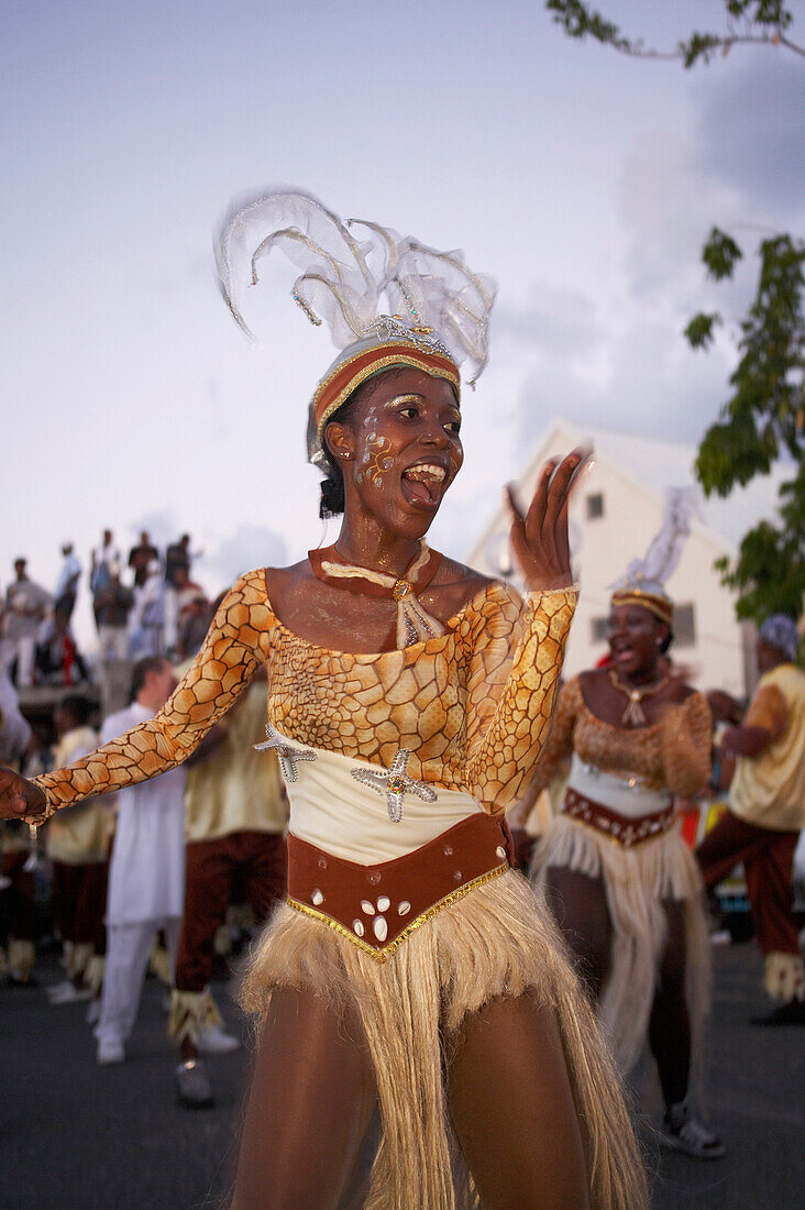 Frau im Kostüm tanzt beim Karneval, Le Moule, Grande-Terre, Guadeloupe