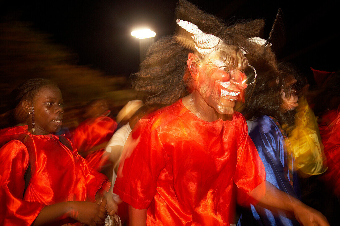 Personen mit Masken beim Karneval, Grande-Terre, Guadeloupe