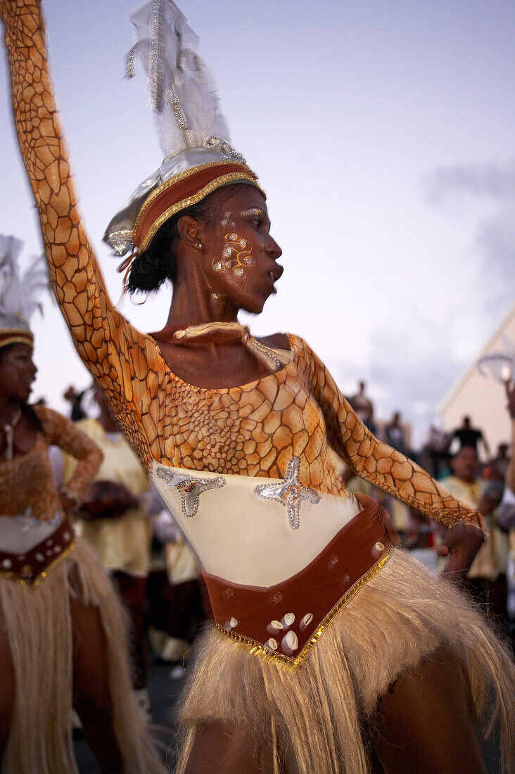 Frau im Kostüm tanzt beim Karneval, Le Moule, Grande-Terre, Guadeloupe